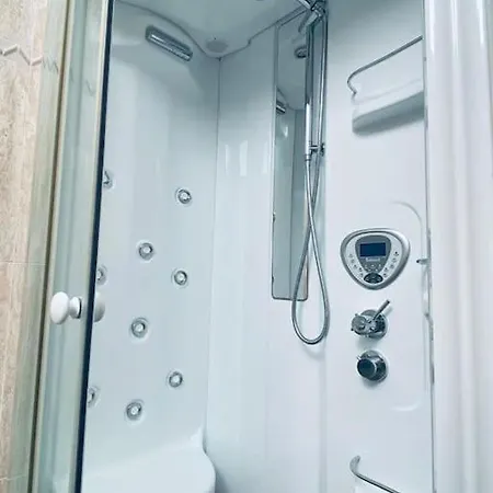 빌라 Lucerna, Con Piscina En *